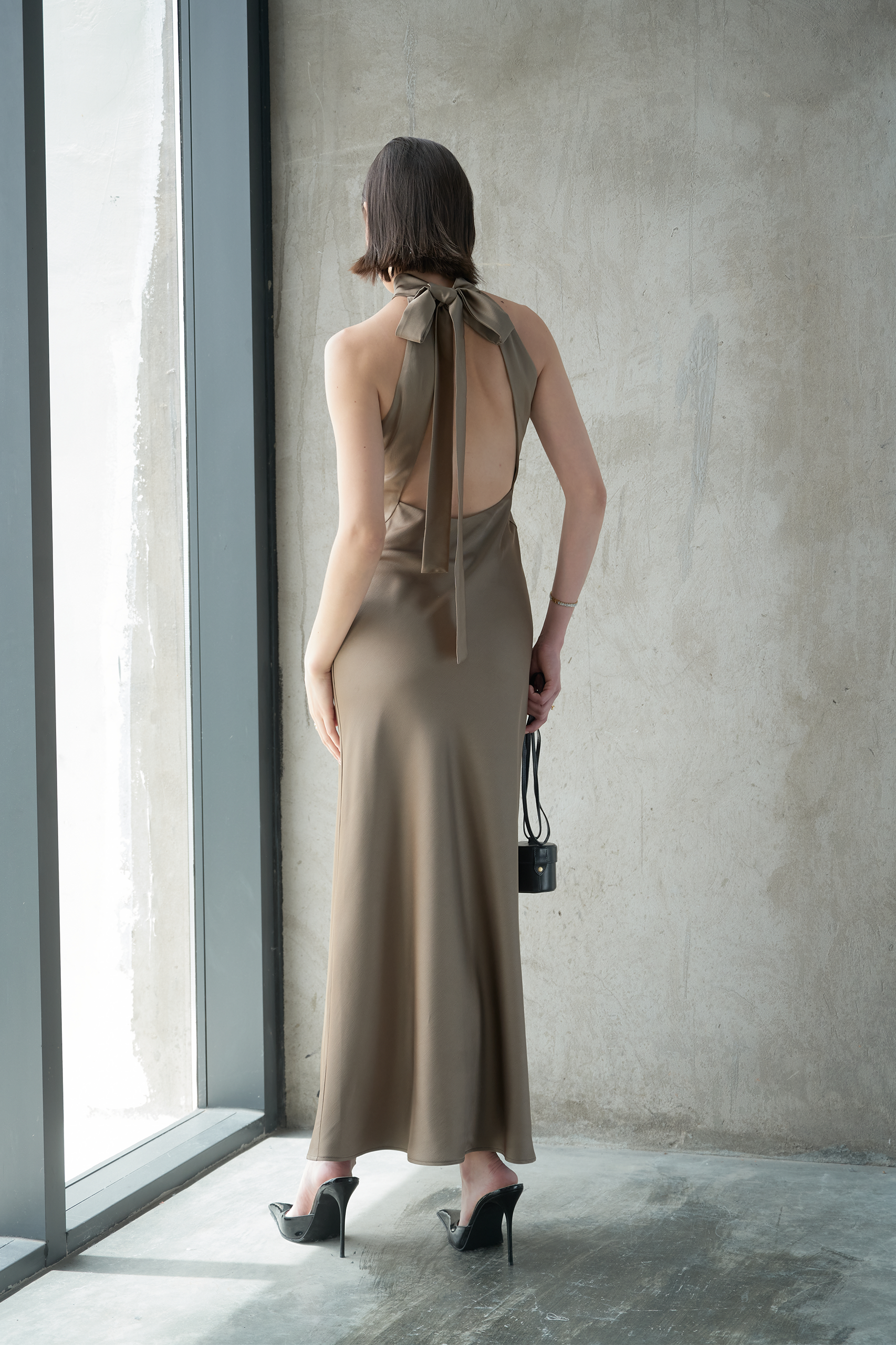 HALTERNECK OPEN-BACK SILK DRESS - Gold Brown