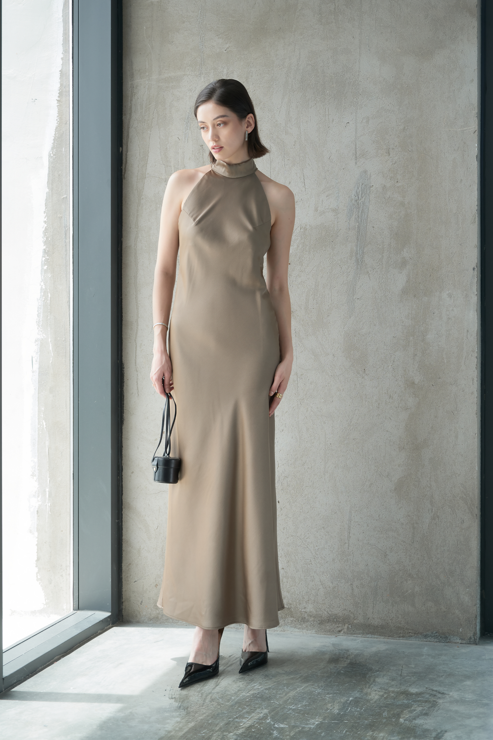HALTERNECK OPEN-BACK SILK DRESS - Gold Brown