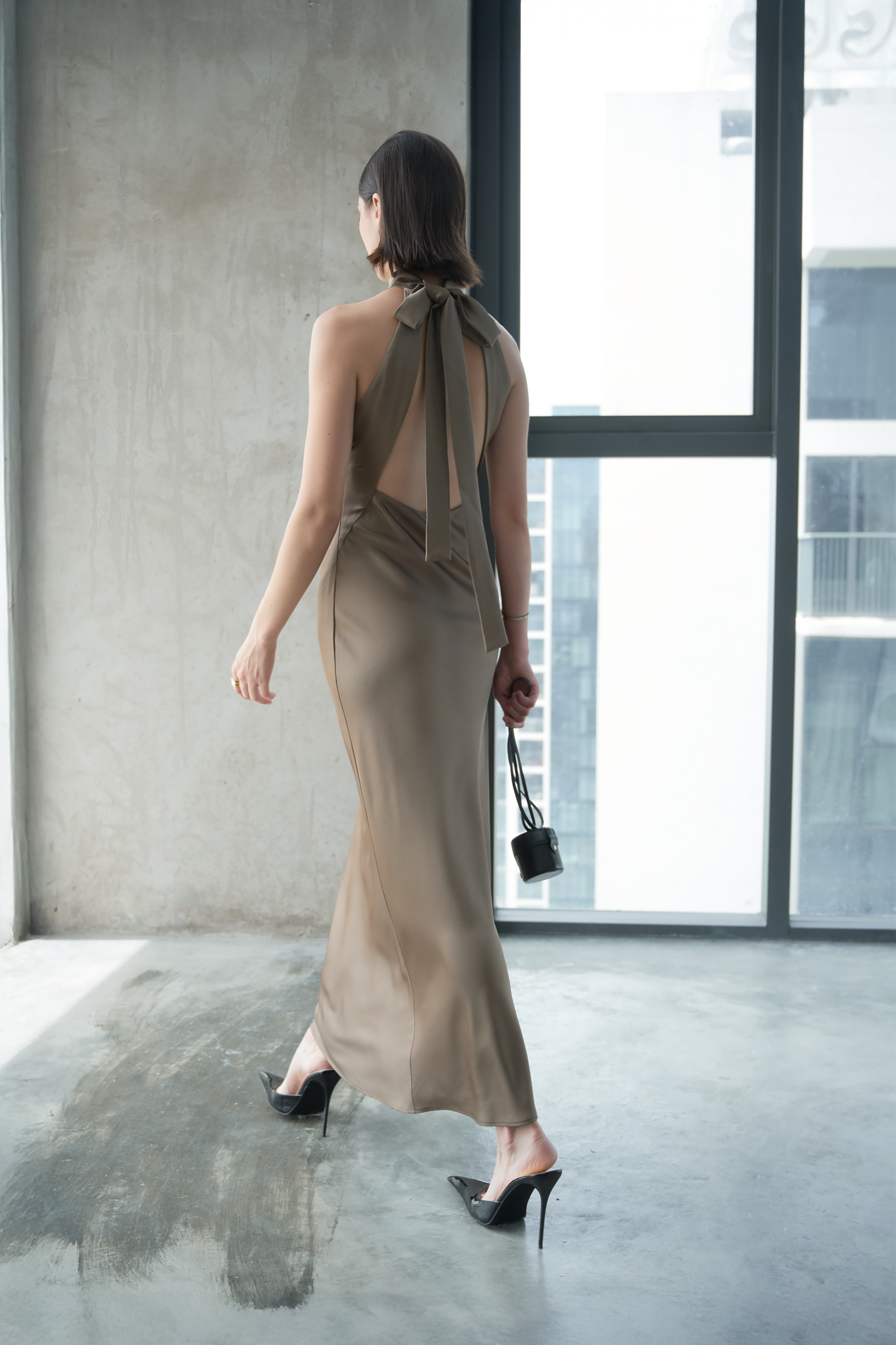 HALTERNECK OPEN-BACK SILK DRESS - Gold Brown