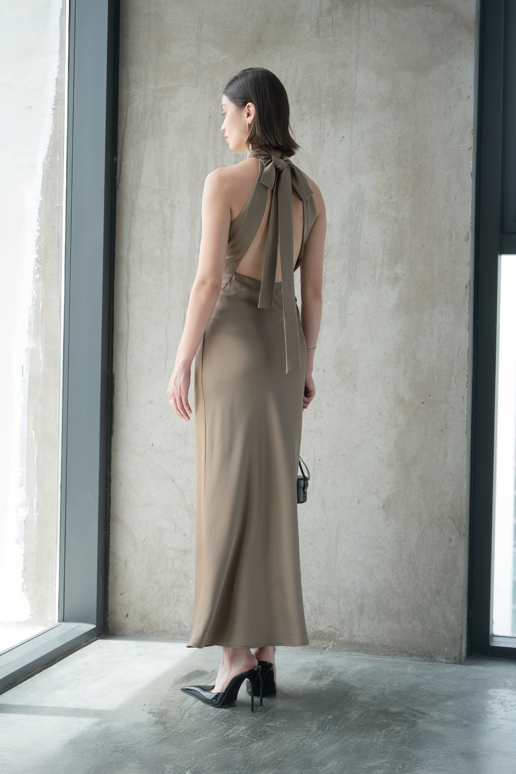 HALTERNECK OPEN-BACK SILK DRESS - Gold Brown