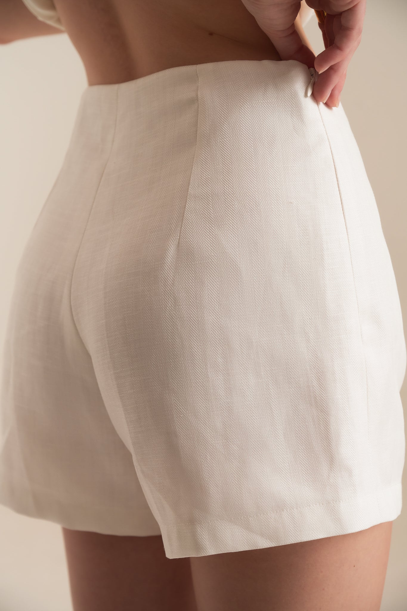 LINEN TAILORED SHORTS - WHITE